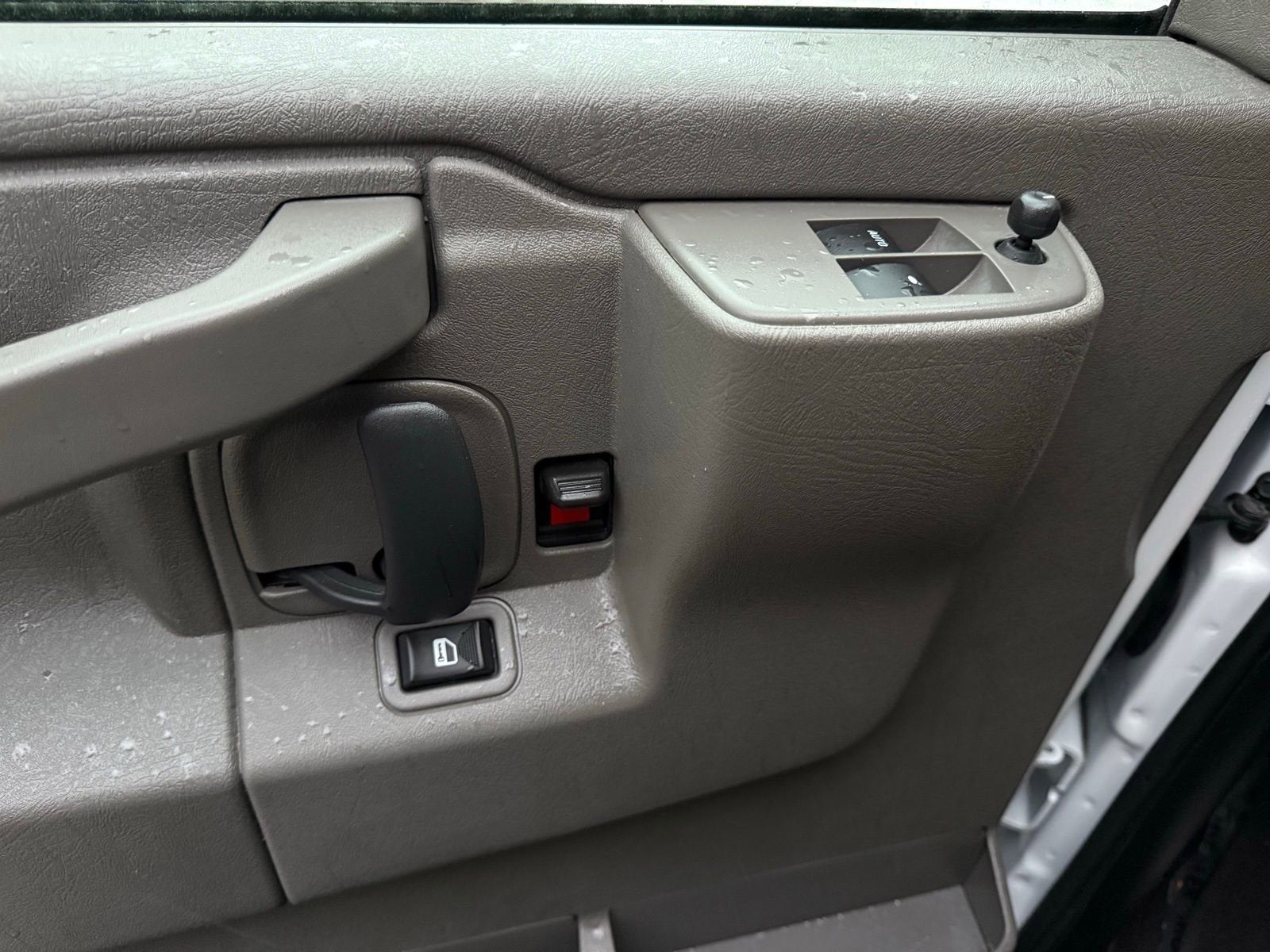 2025 Chevrolet Express Passenger 3500 1LT