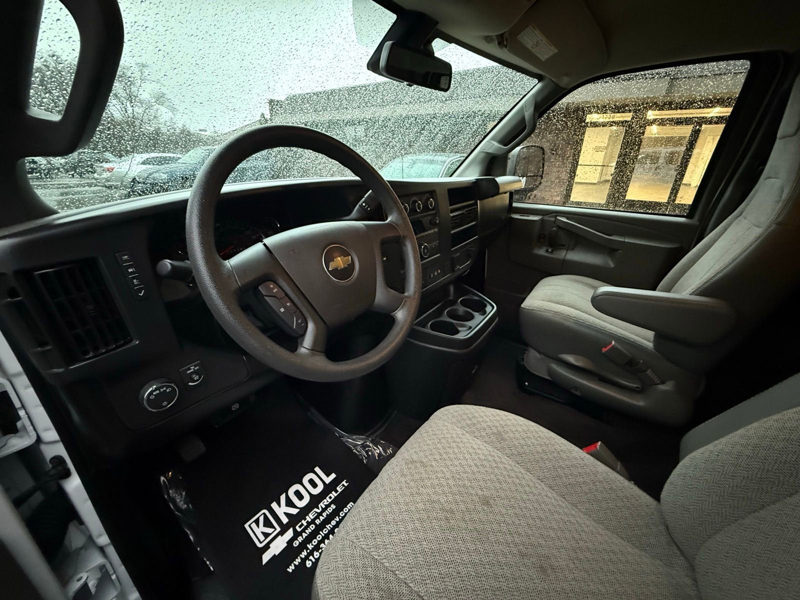 2025 Chevrolet Express Passenger 3500 1LT