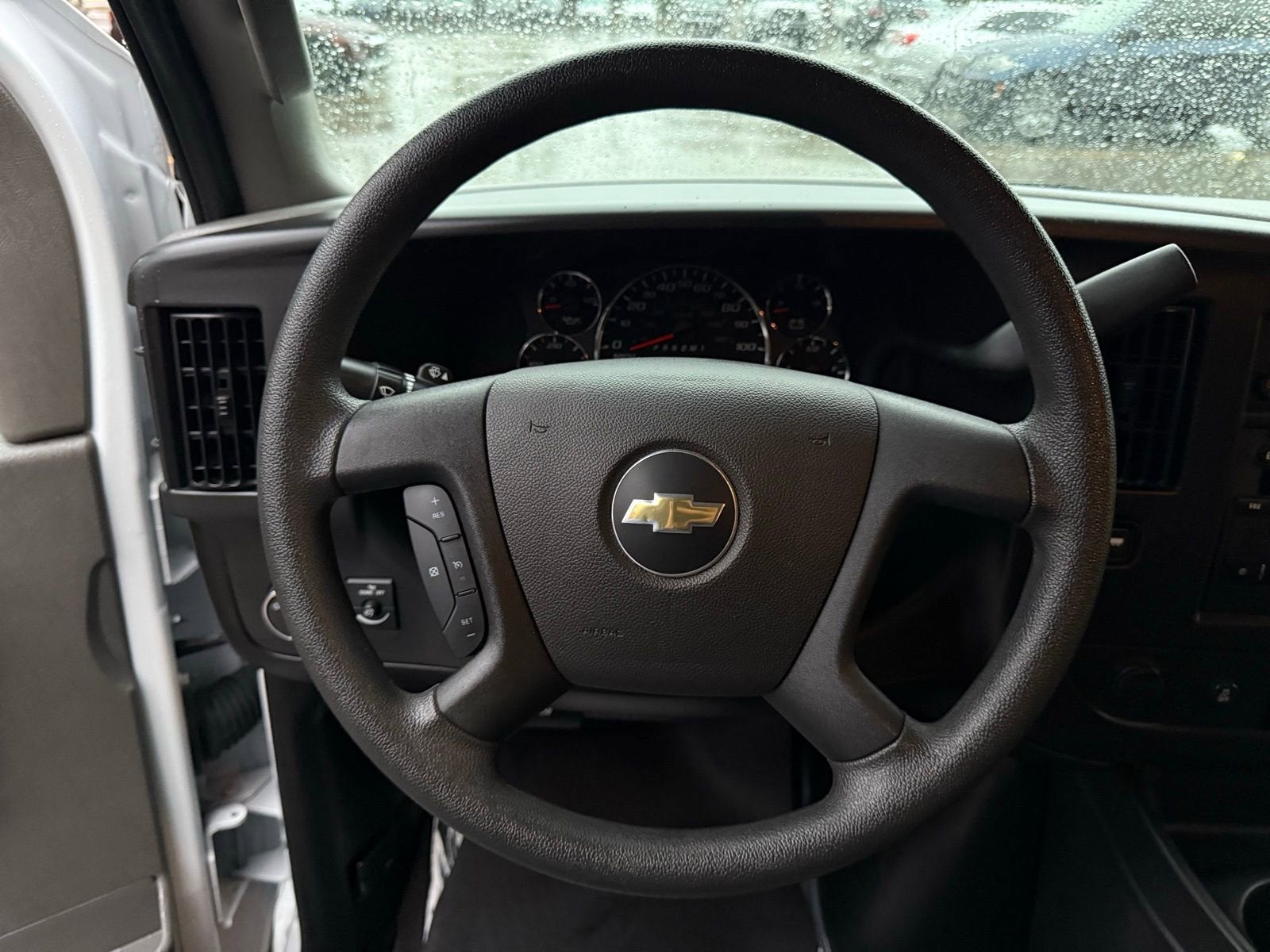 2025 Chevrolet Express Passenger 3500 1LT