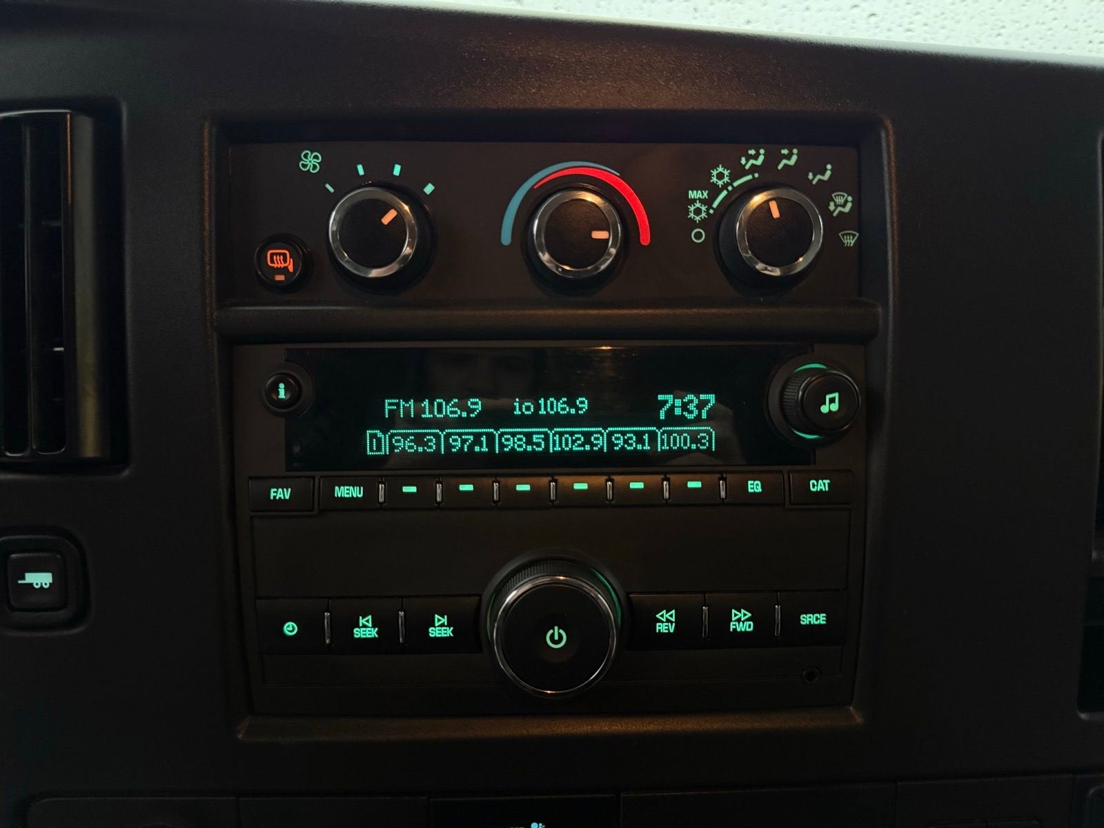 2025 Chevrolet Express Passenger 3500 1LT