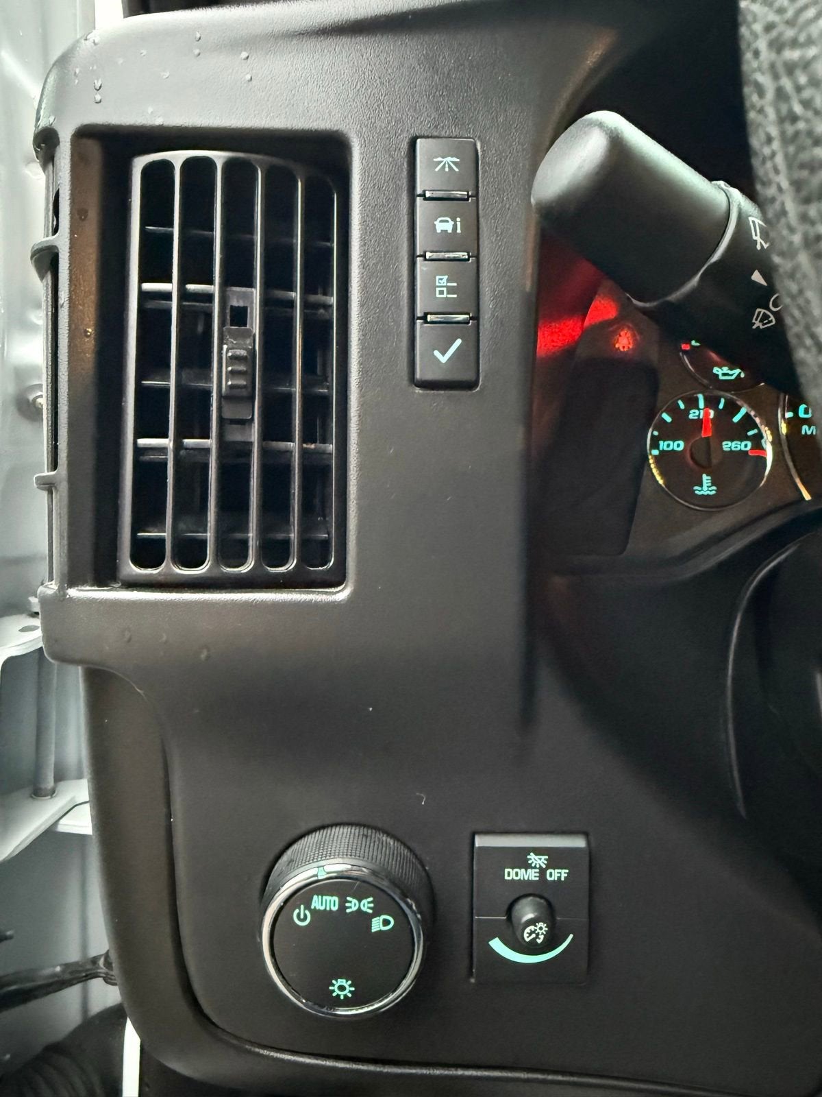 2025 Chevrolet Express Passenger 3500 1LT