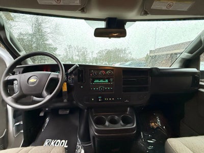 2025 Chevrolet Express Passenger 3500 1LT