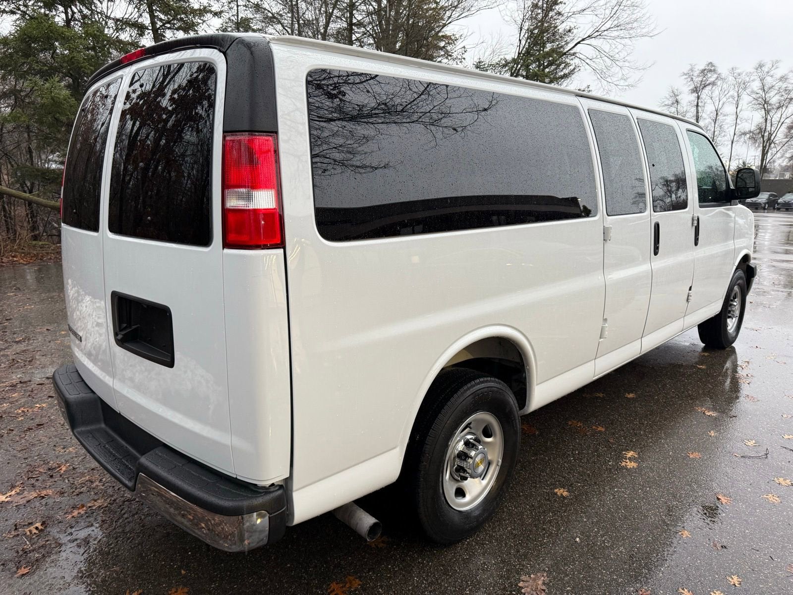 2025 Chevrolet Express Passenger 3500 1LT