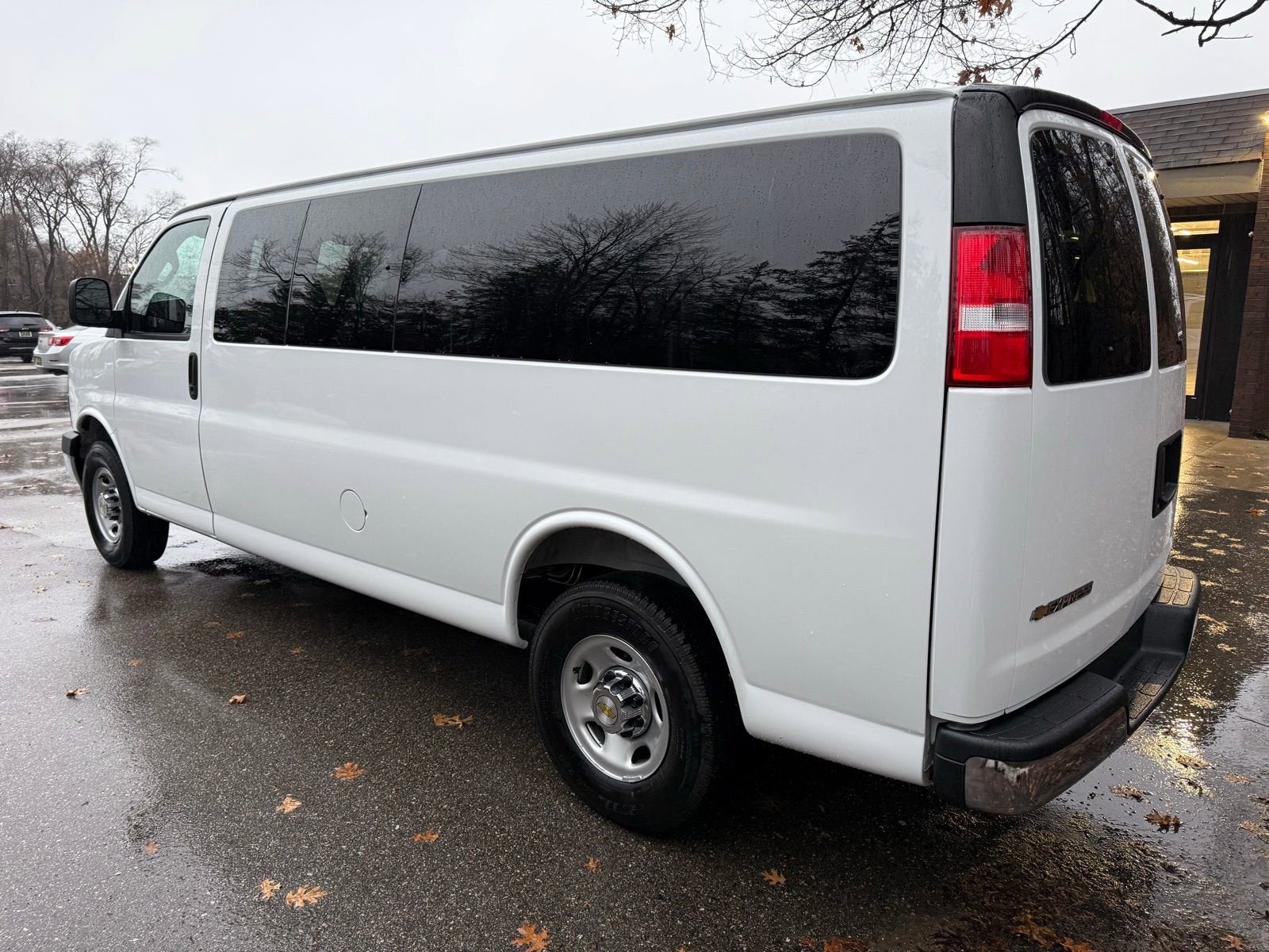 2025 Chevrolet Express Passenger 3500 1LT