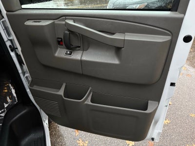 2025 Chevrolet Express Passenger 3500 1LT