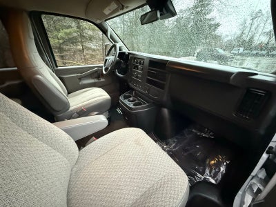 2025 Chevrolet Express Passenger 3500 1LT
