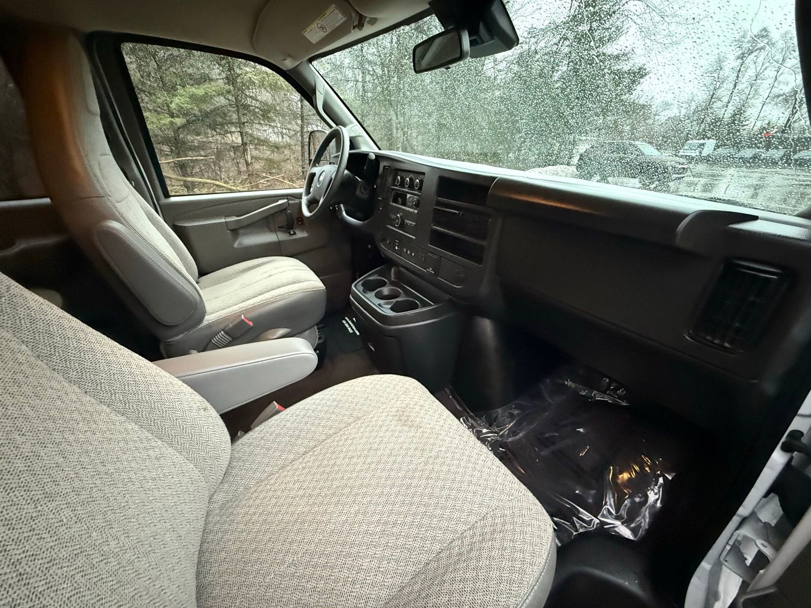 2025 Chevrolet Express Passenger 3500 1LT