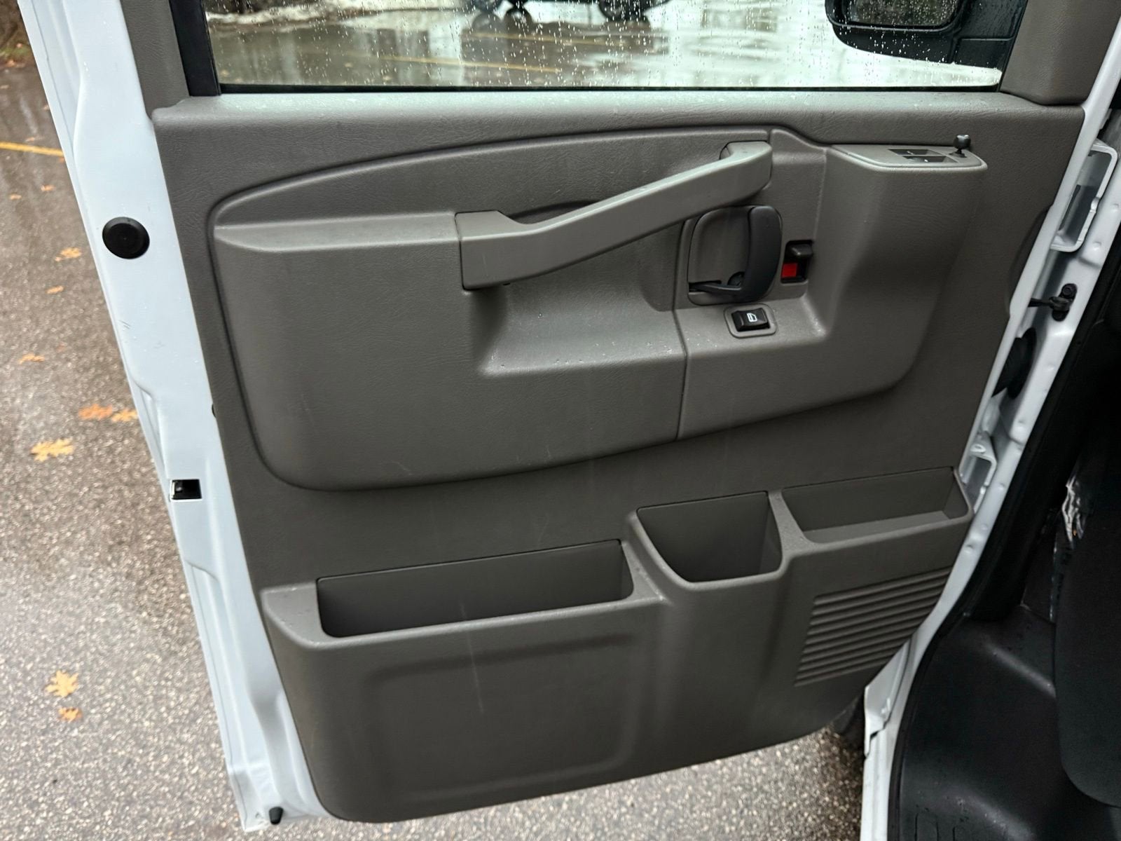 2025 Chevrolet Express Passenger 3500 1LT