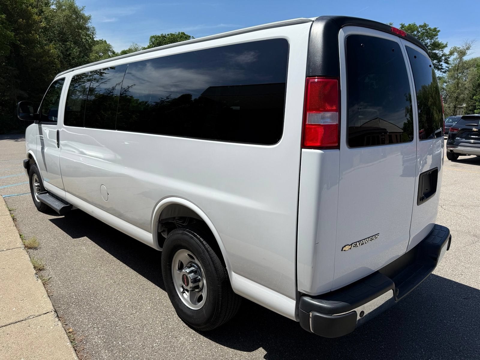 2025 Chevrolet Express Passenger 1LT