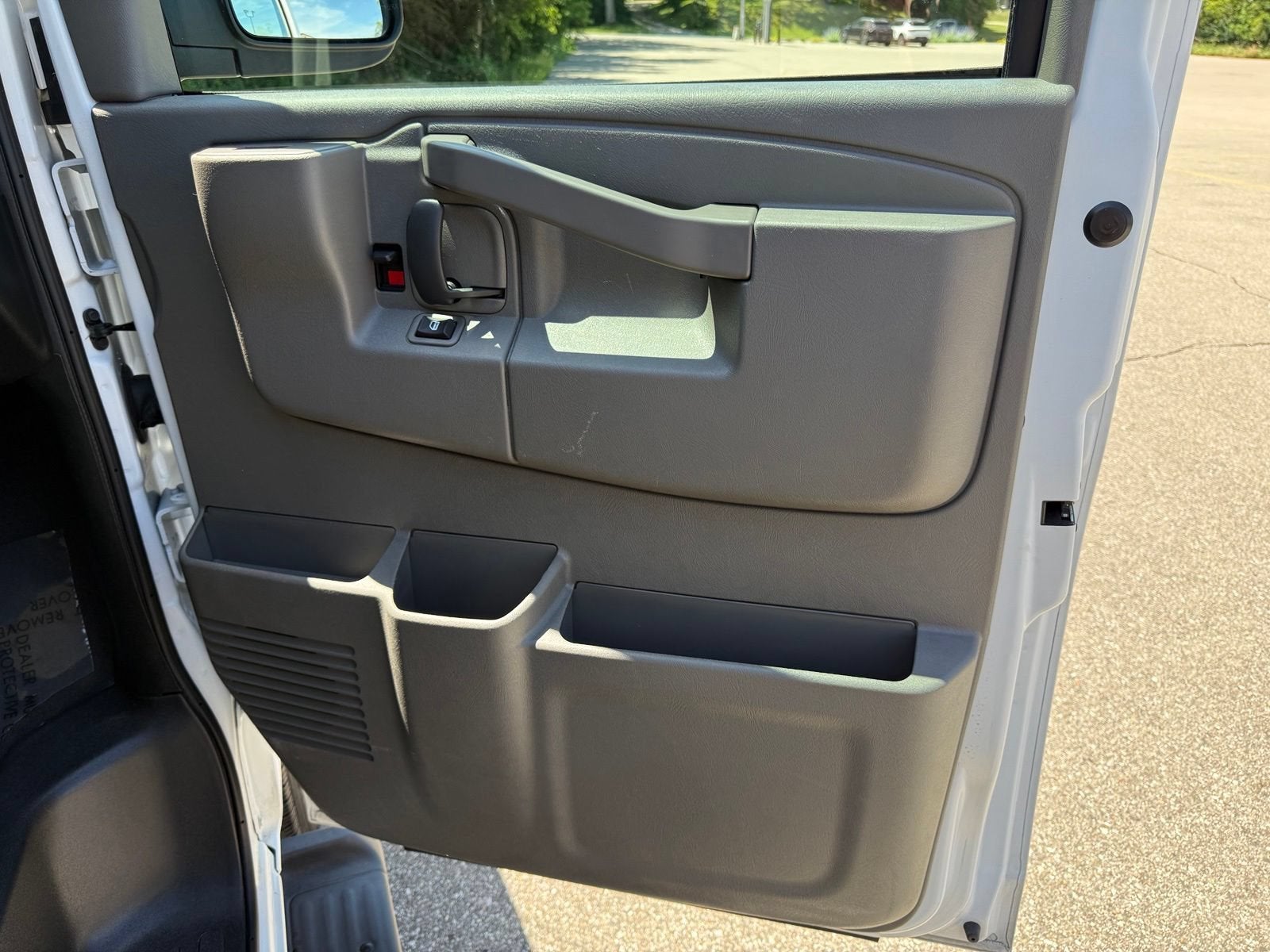 2025 Chevrolet Express Passenger 1LT