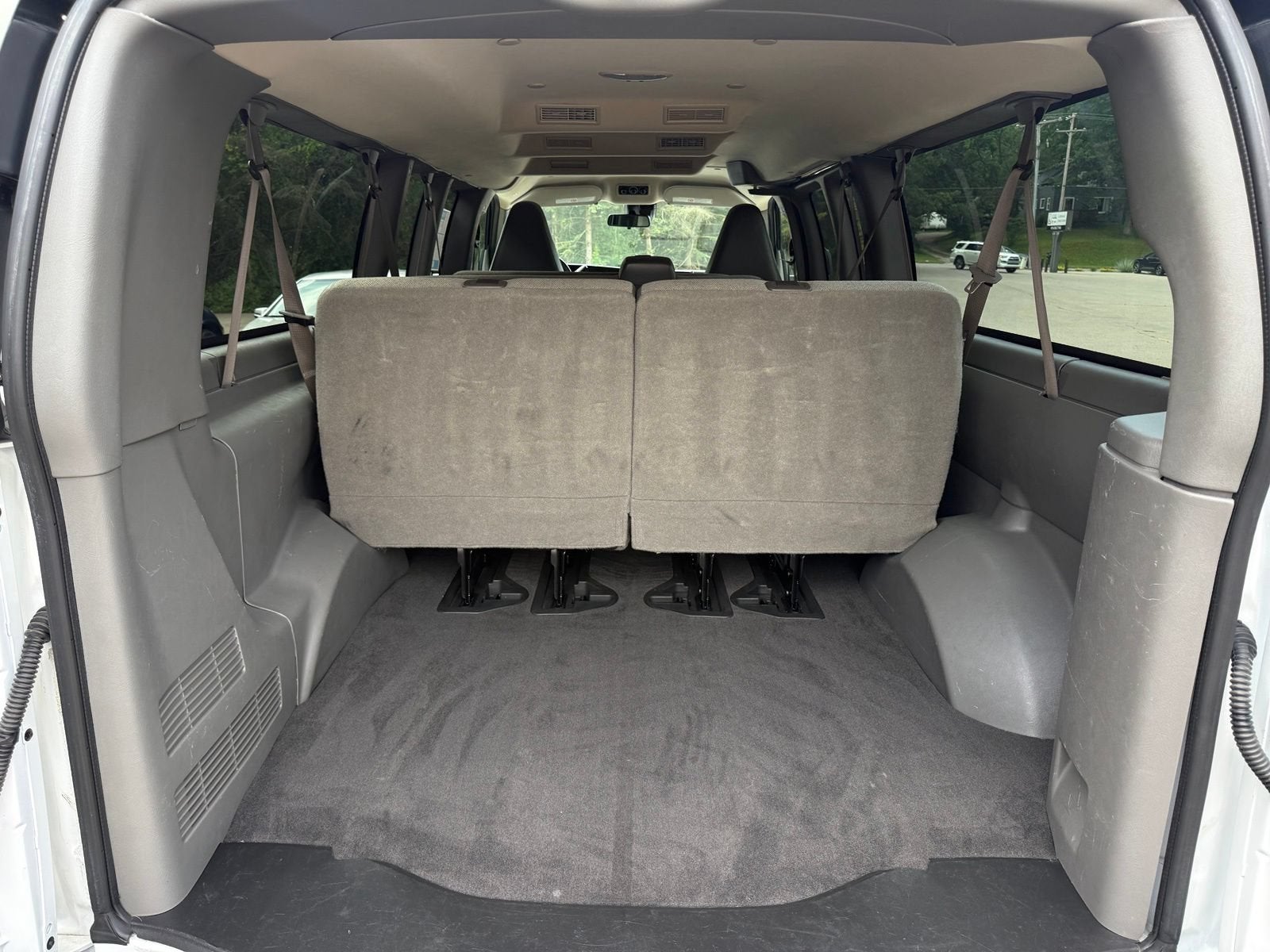 2025 Chevrolet Express Passenger 1LT