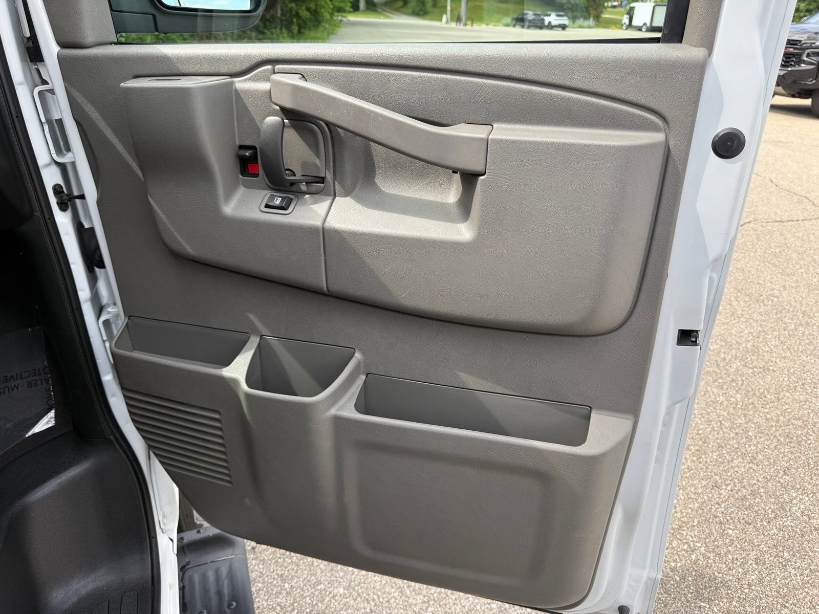 2025 Chevrolet Express Passenger 1LT