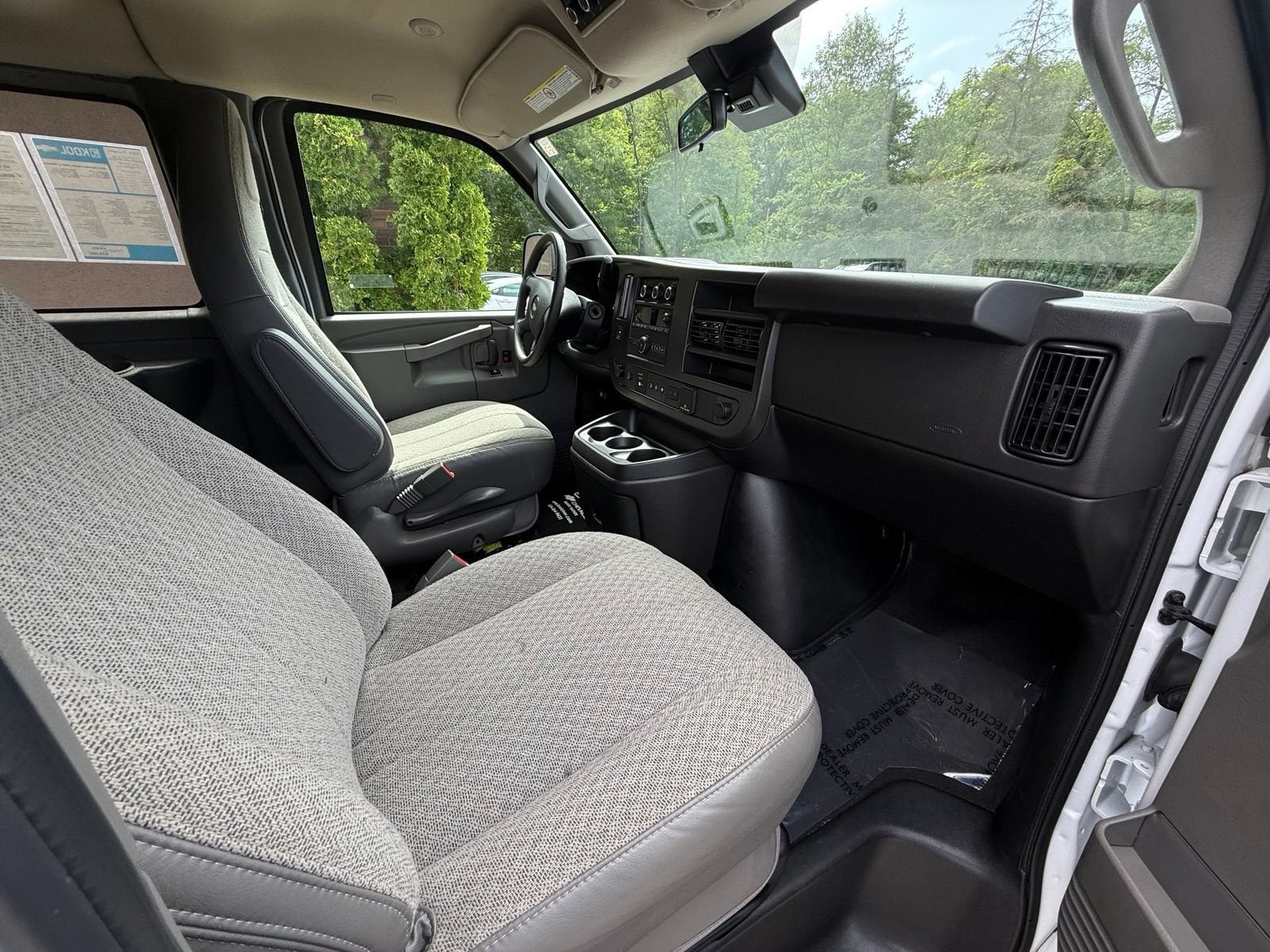2025 Chevrolet Express Passenger 1LT