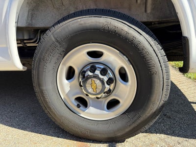 2025 Chevrolet Express Passenger 1LT