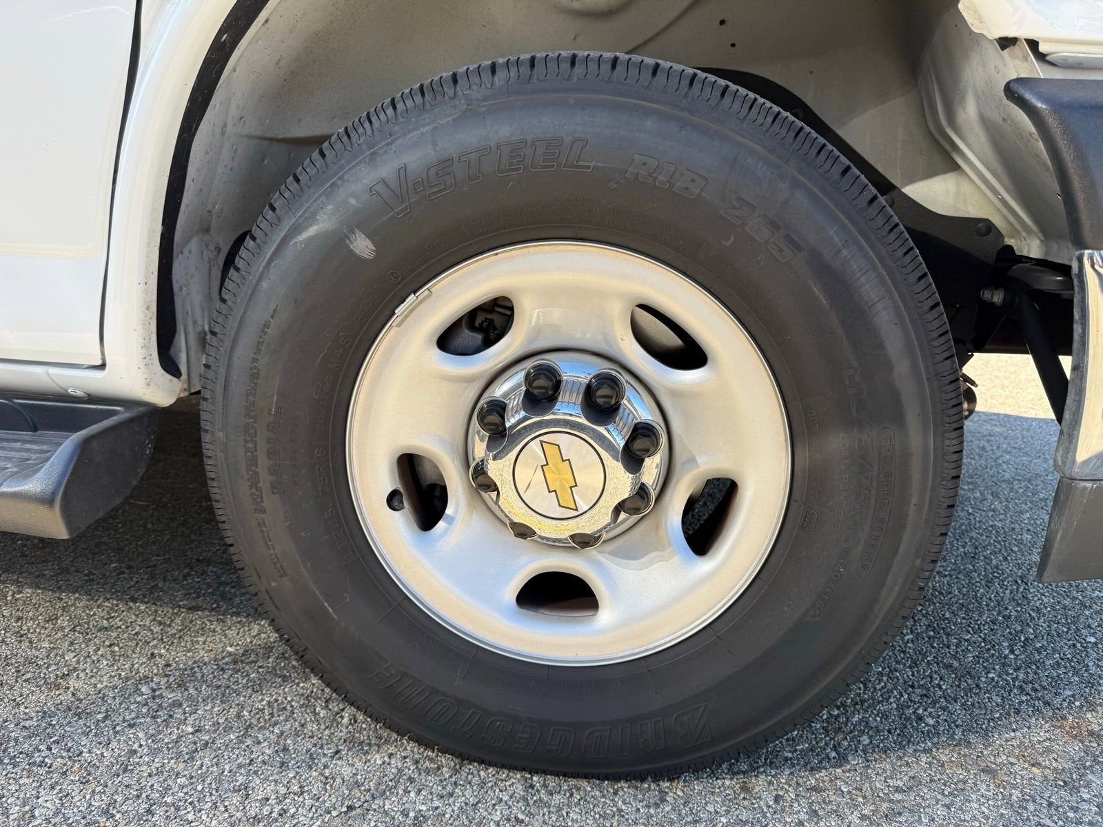 2025 Chevrolet Express Passenger 1LT