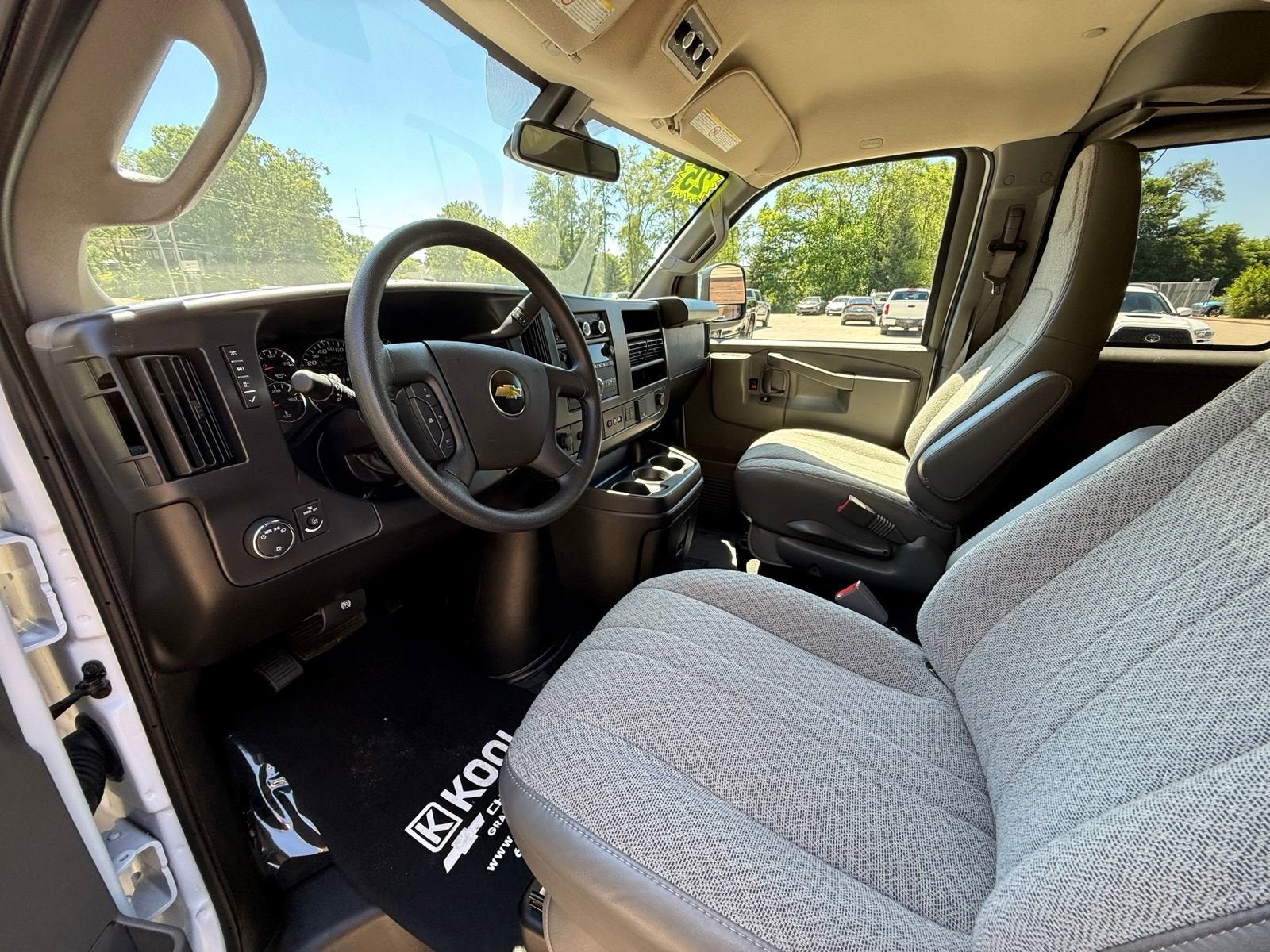 2025 Chevrolet Express Passenger 1LT