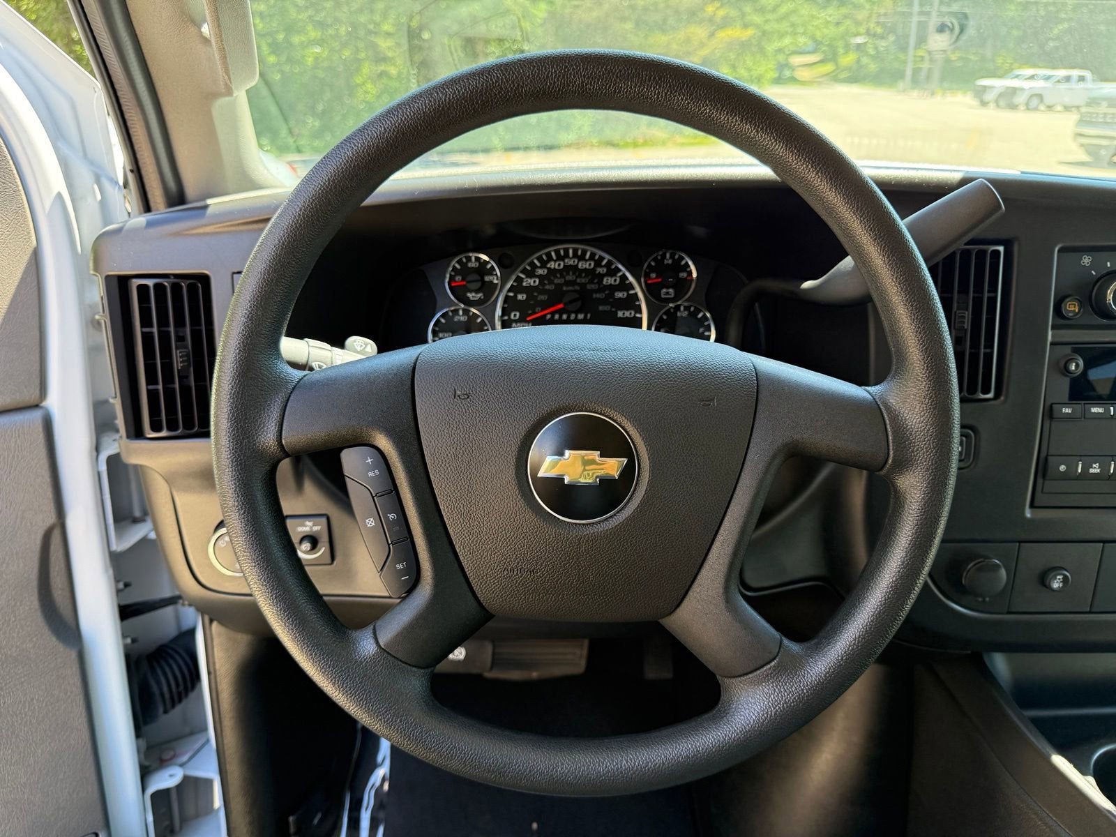 2025 Chevrolet Express Passenger 1LT
