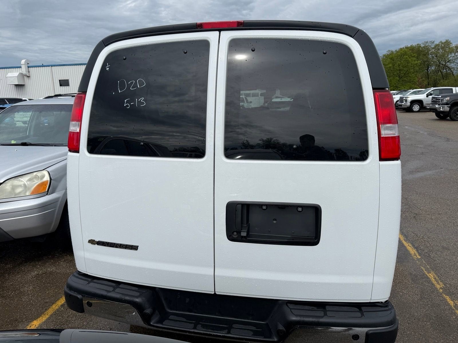 2025 Chevrolet Express Passenger 1LT