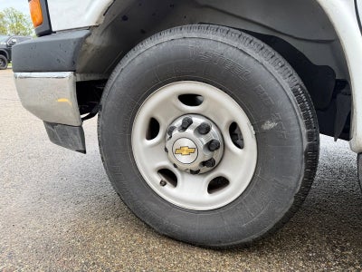 2025 Chevrolet Express Passenger 1LT