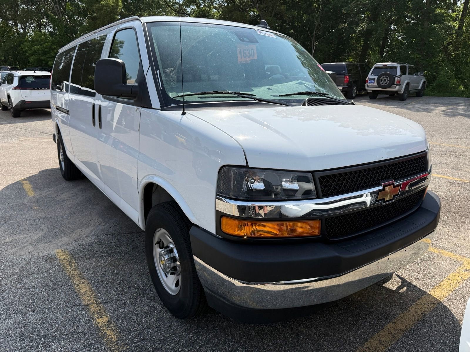 2024 Chevrolet Express Passenger 3500 1LT
