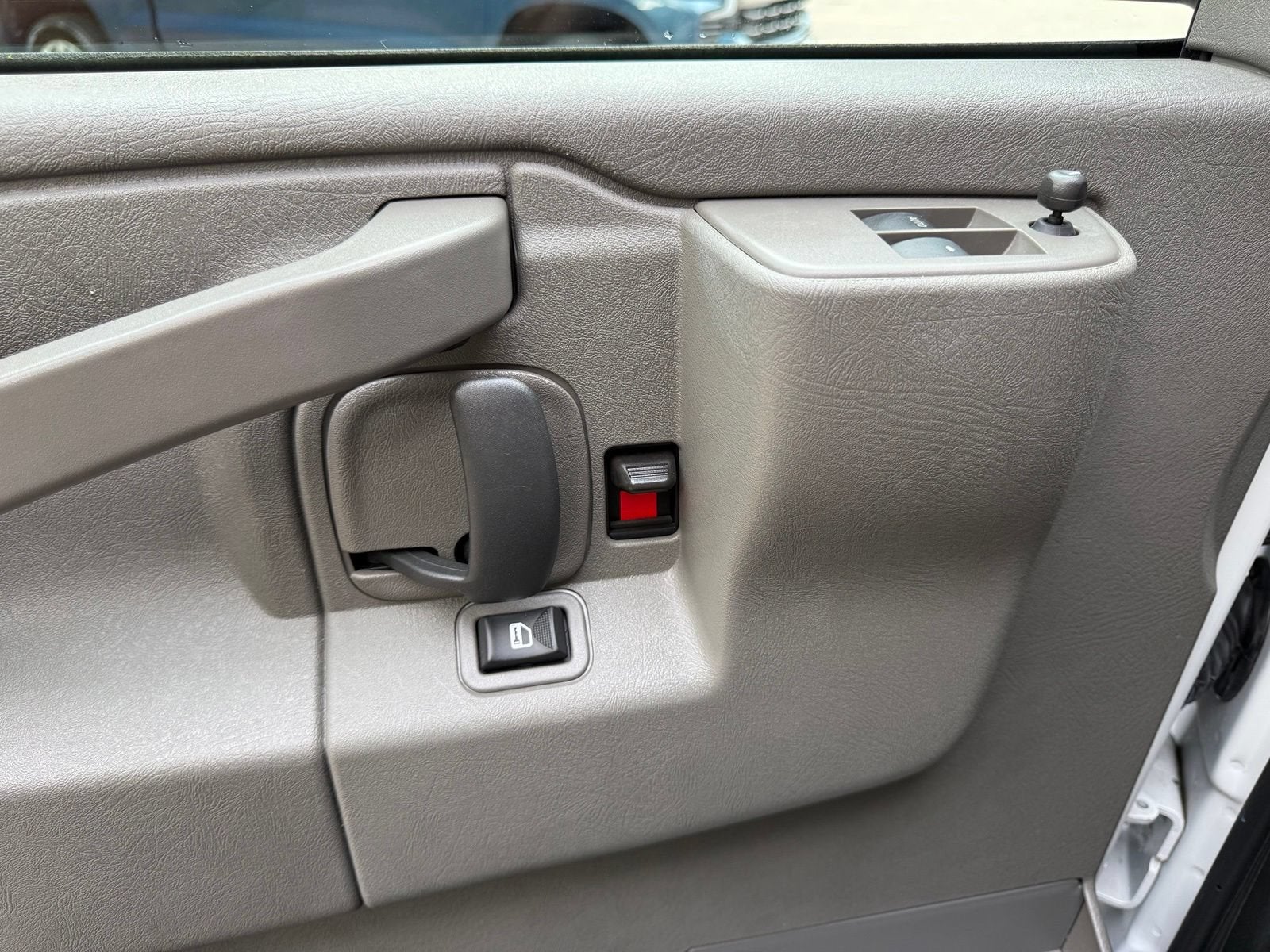 2024 Chevrolet Express Passenger 3500 1LT
