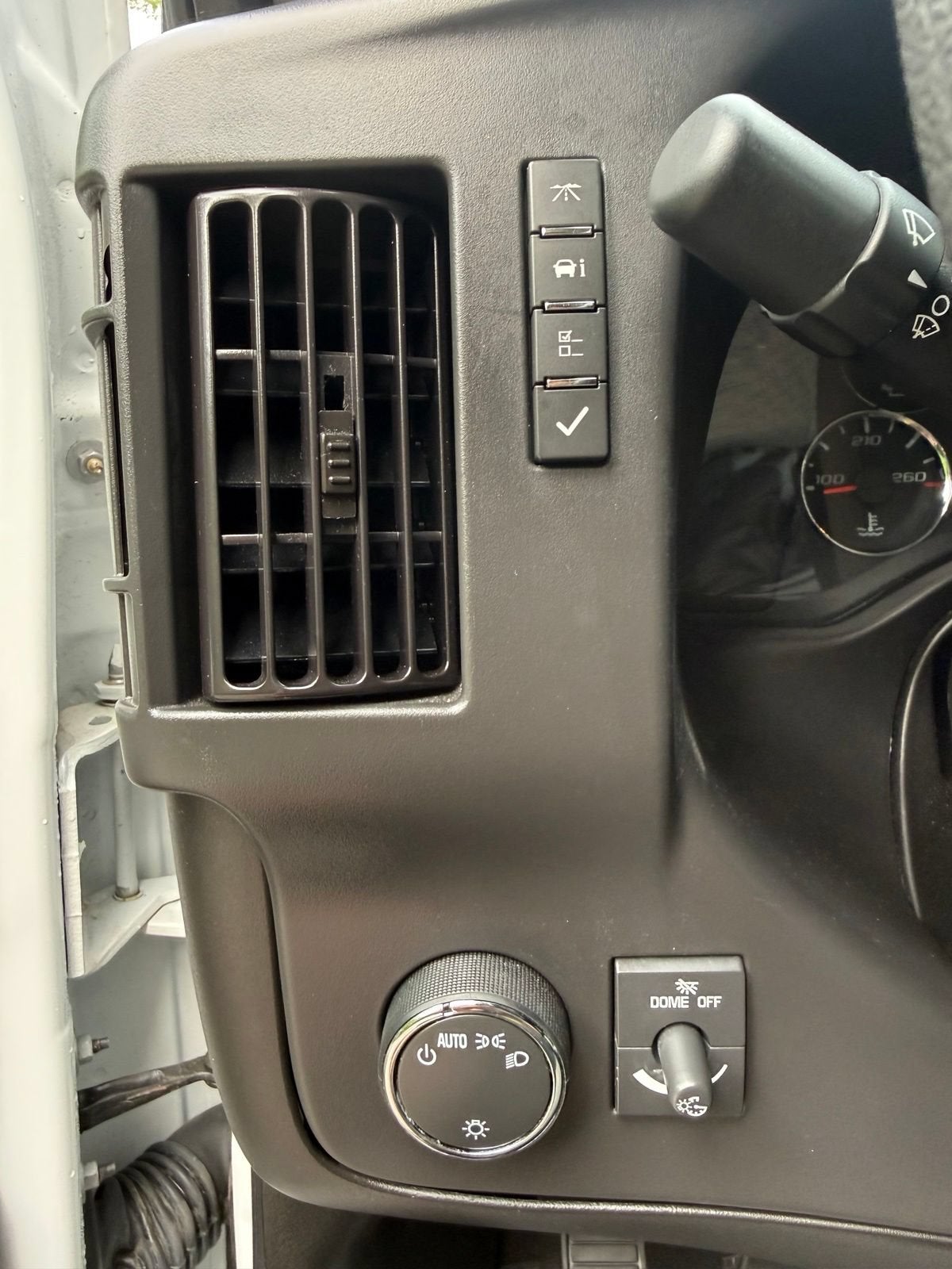 2024 Chevrolet Express Passenger 3500 1LT
