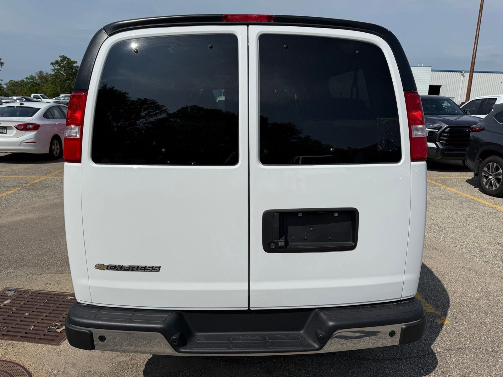 2024 Chevrolet Express Passenger 3500 1LT