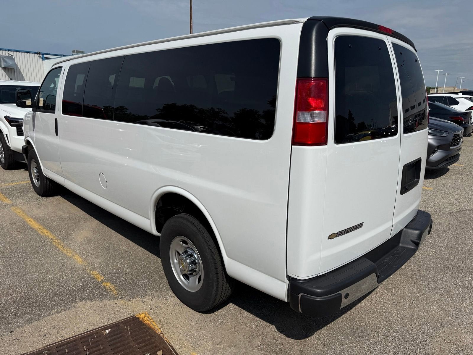 2024 Chevrolet Express Passenger 3500 1LT