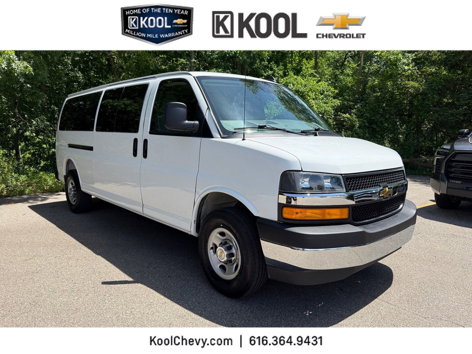 2025 Chevrolet Express Passenger 1LT