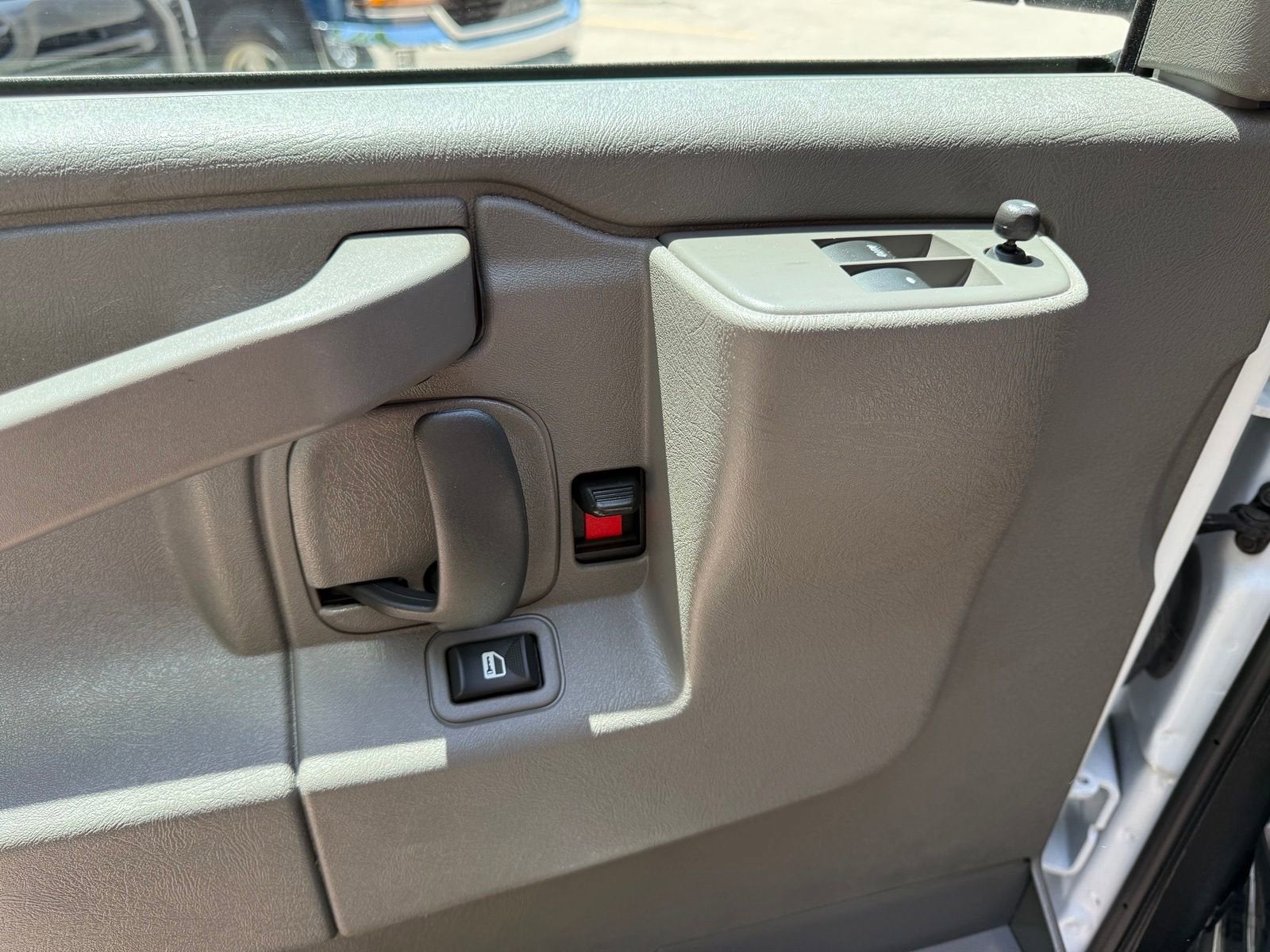 2025 Chevrolet Express Passenger 1LT
