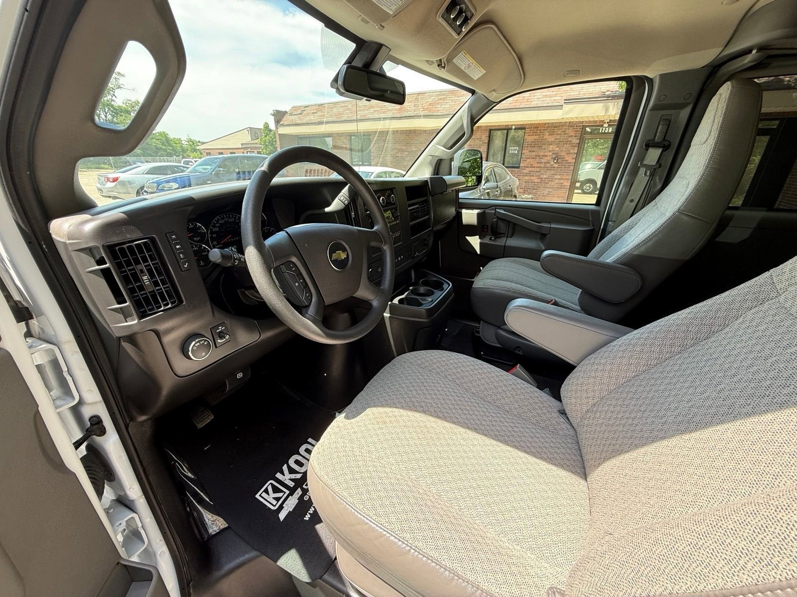 2025 Chevrolet Express Passenger 1LT
