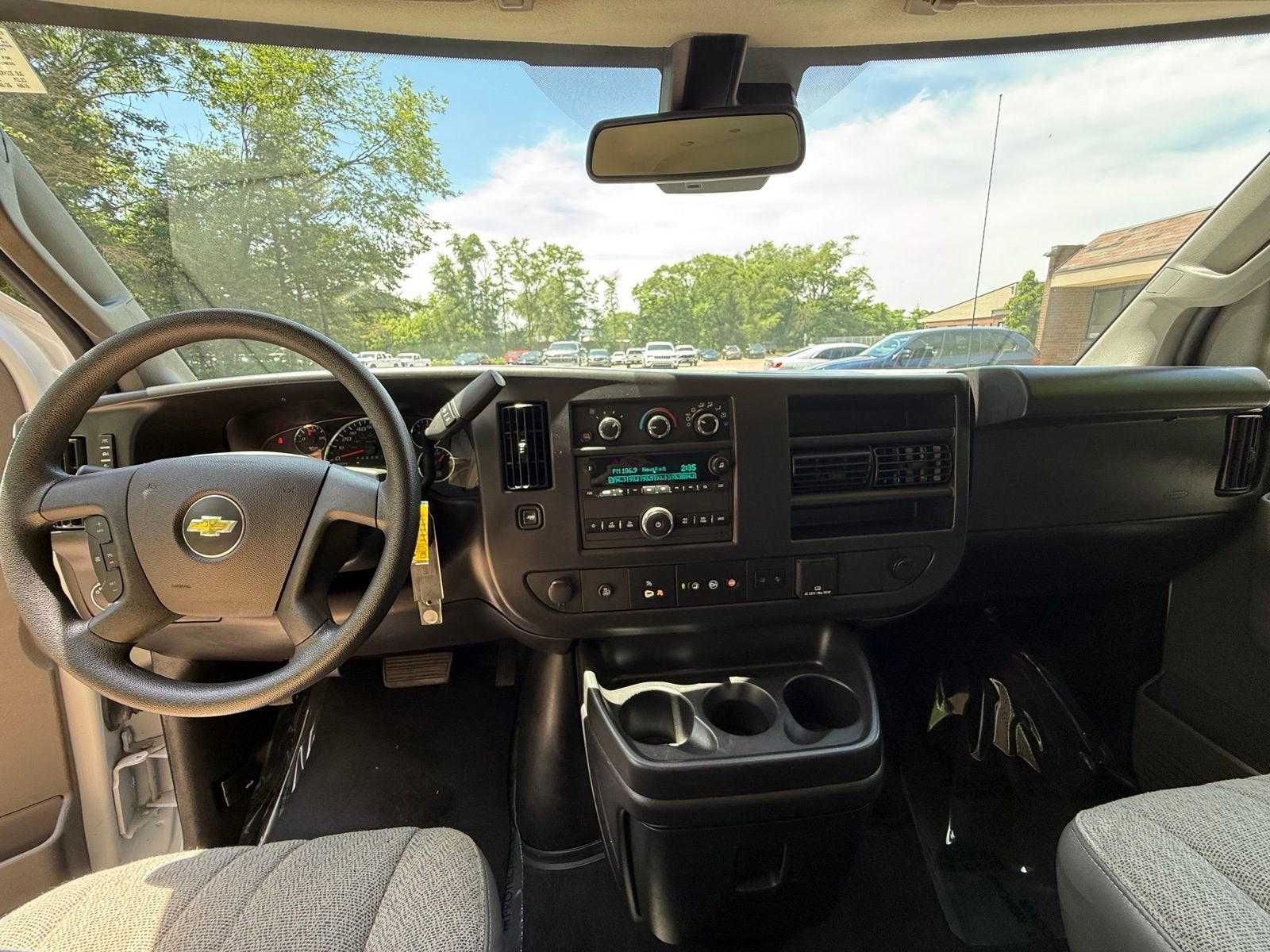 2025 Chevrolet Express Passenger 1LT