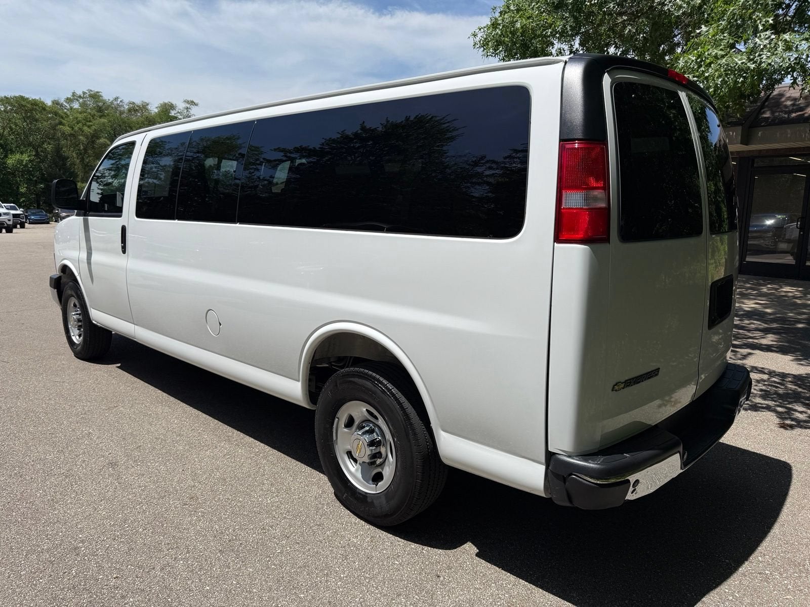 2025 Chevrolet Express Passenger 1LT