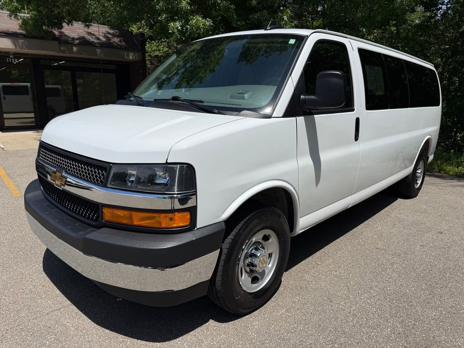 2025 Chevrolet Express Passenger 1LT
