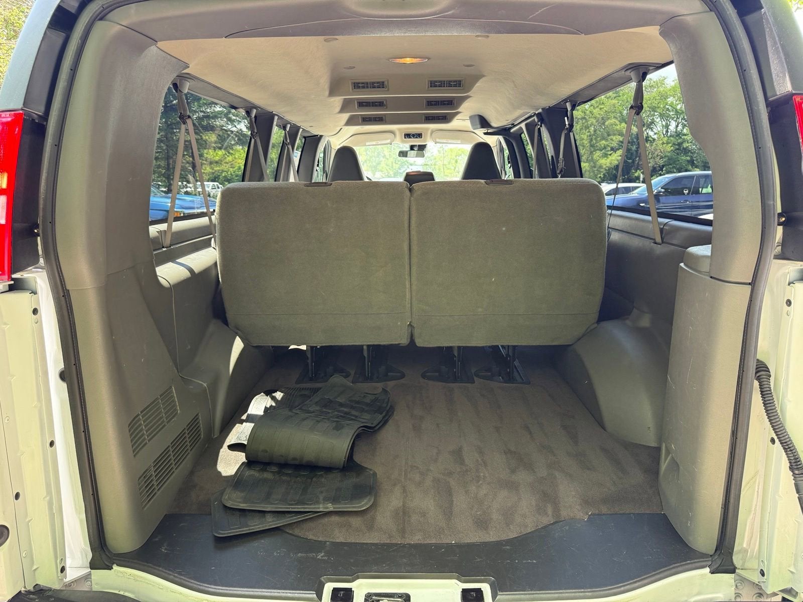 2025 Chevrolet Express Passenger 1LT