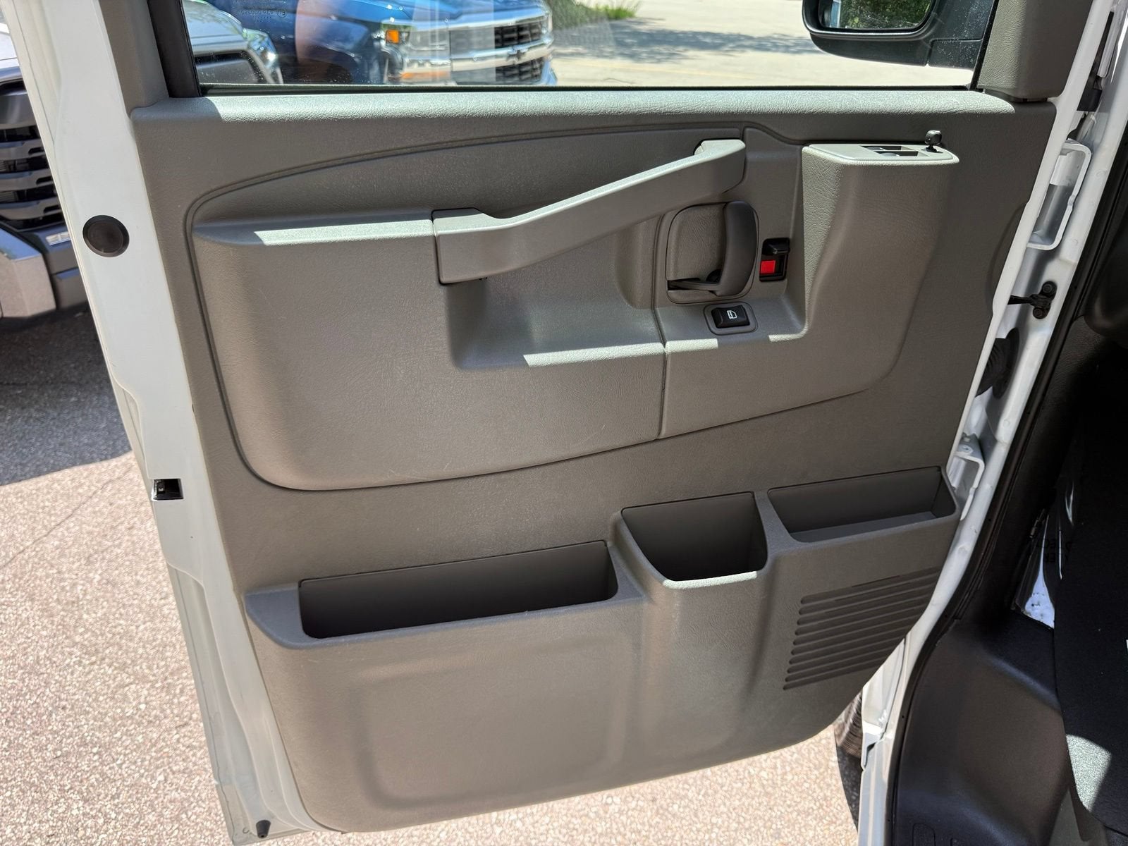 2025 Chevrolet Express Passenger 1LT