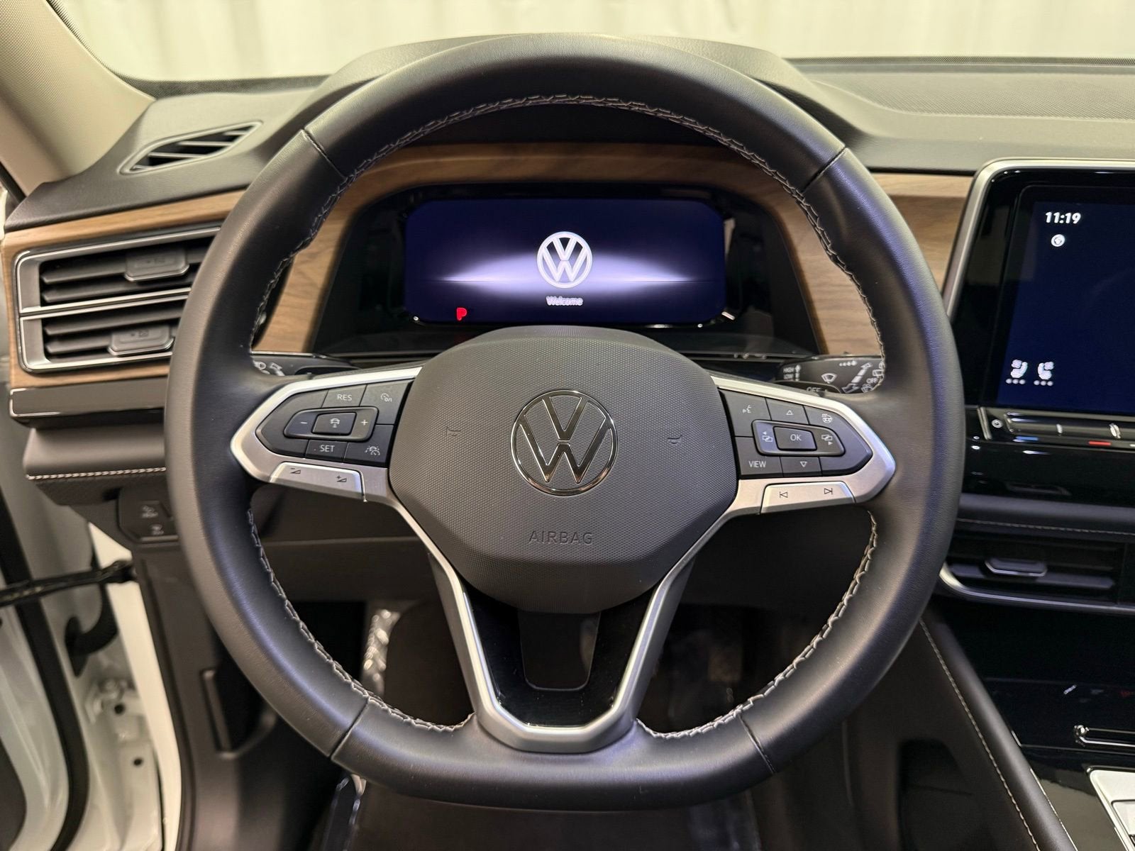 2025 Volkswagen Atlas 2.0T SE w/Technology