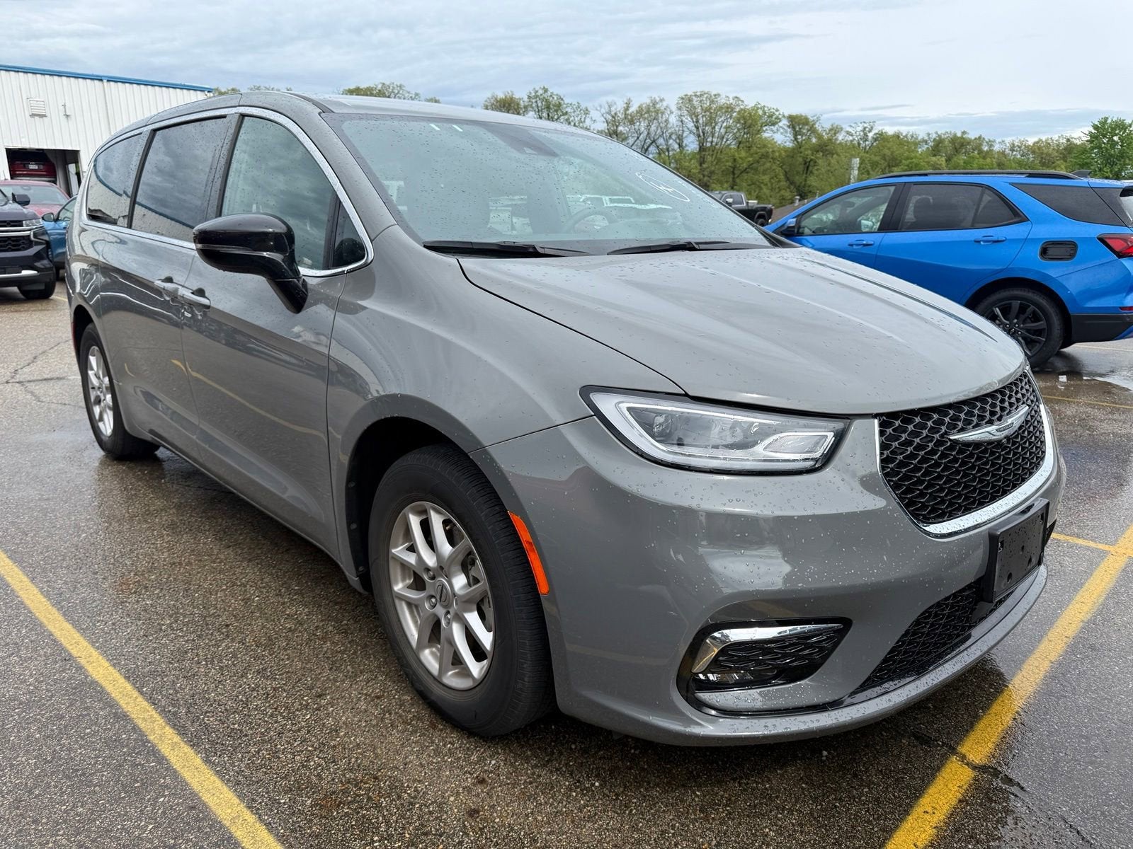 2025 Chrysler Pacifica Select's photo