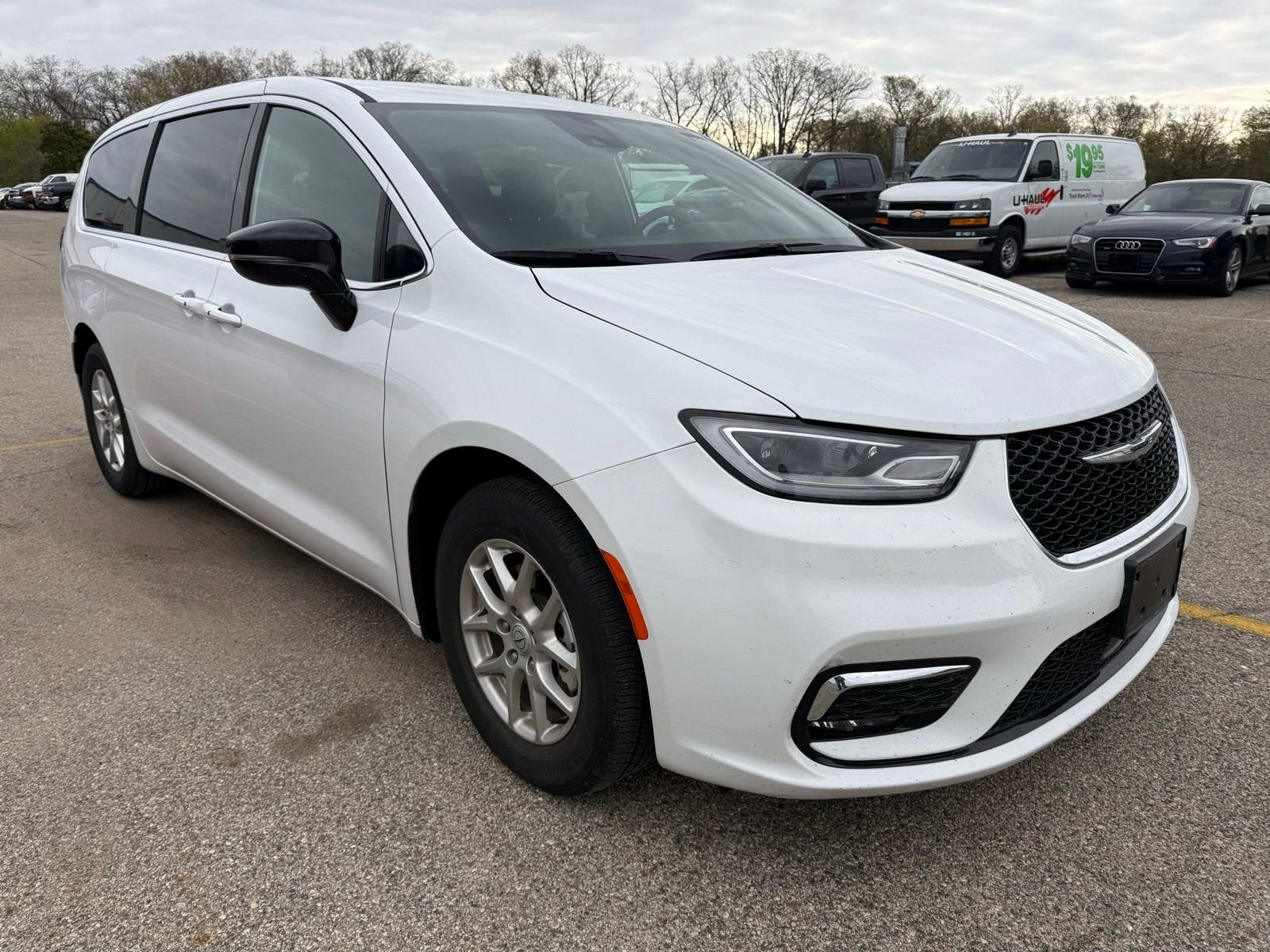 2025 Chrysler Pacifica Select's photo