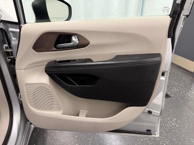 2024 Chrysler Voyager LX