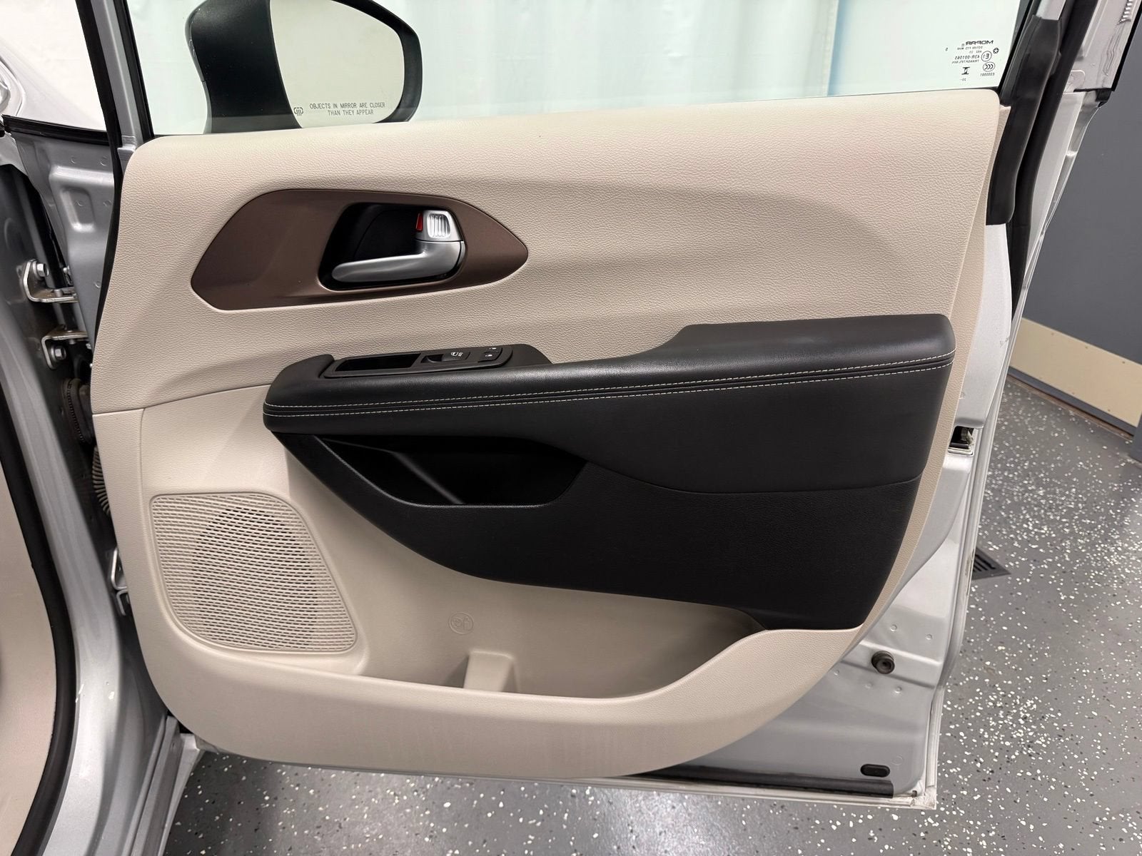 2024 Chrysler Voyager LX