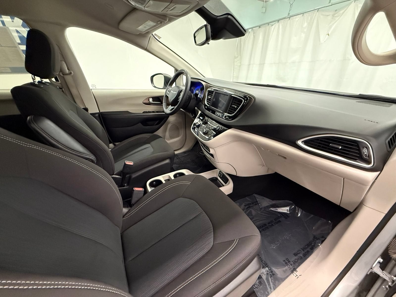 2024 Chrysler Voyager LX