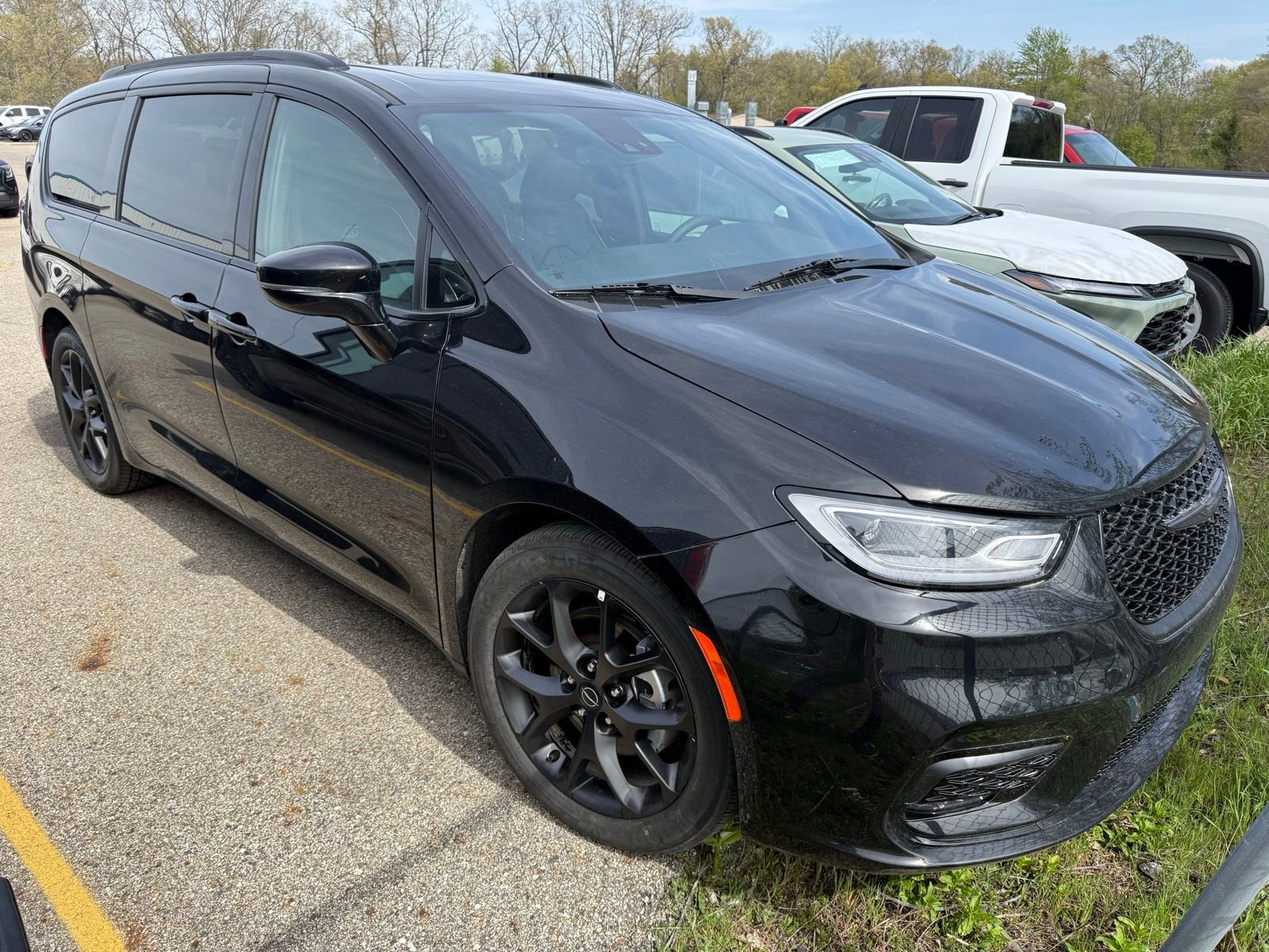 2025 Chrysler Pacifica Limited's photo