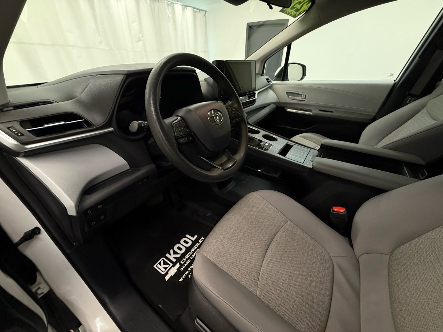 2025 Toyota Sienna LE