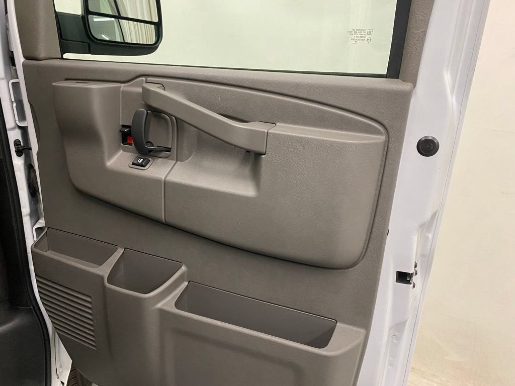 2025 GMC Savana Passenger LT