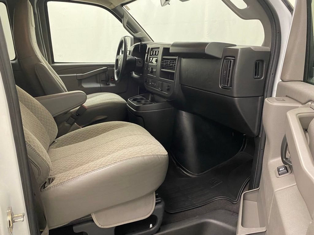 2025 GMC Savana Passenger LT