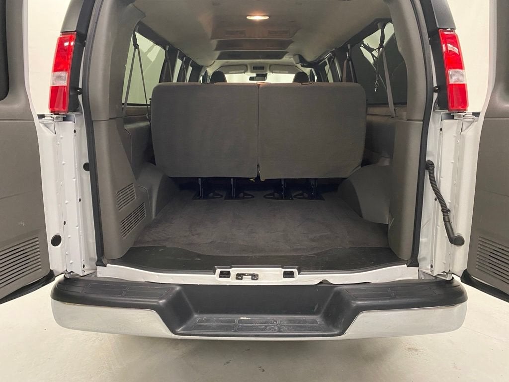2025 GMC Savana Passenger LT
