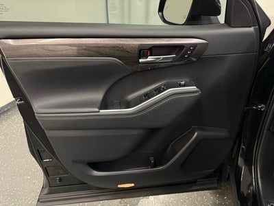 2023 Toyota Highlander Hybrid Platinum