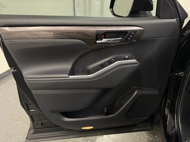 2023 Toyota Highlander Hybrid Platinum