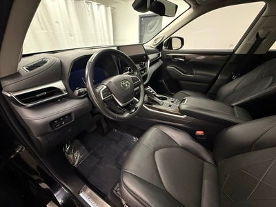 2023 Toyota Highlander Hybrid Platinum